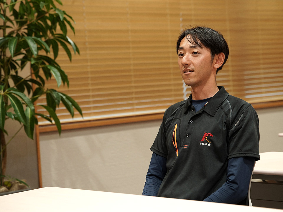 オフィス内でインタビューに答えている様子