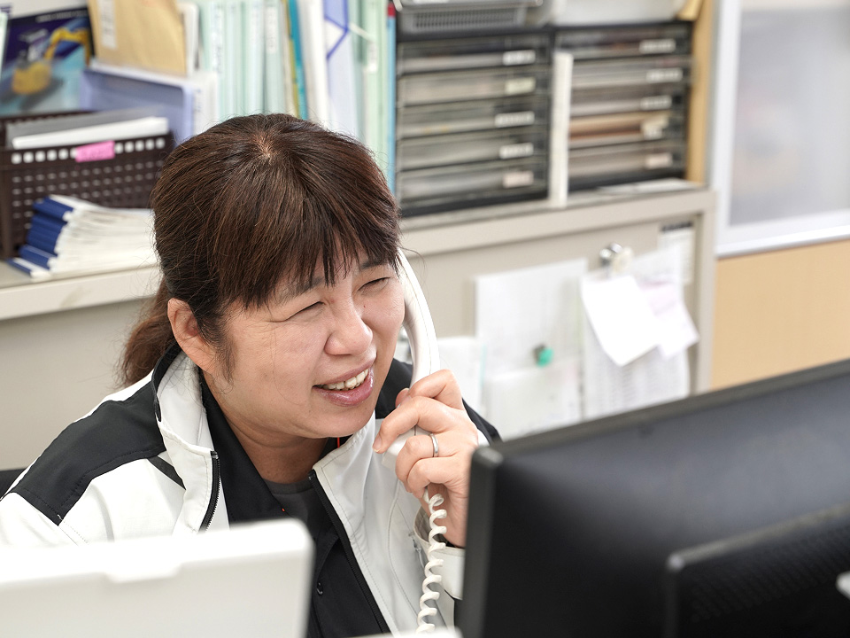 笑顔で電話対応をしている様子
